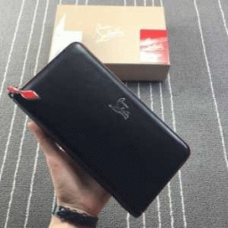 重厚な質感のあるルブタン コピー財布