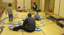 夏休み特別企画「乗り物おもちゃで遊ぼう」