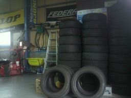 中古タイヤ、激安輸入タイヤ、タイヤ4本工賃込み販売中！