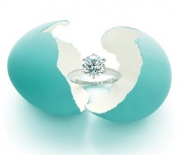 光の尾を引く輝きをモードに表現したティファニー コピージュエリー