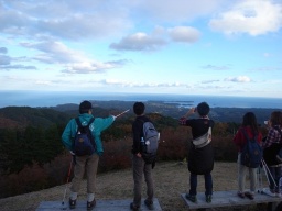 地元マイスターと歩くツツジ満開の田束山