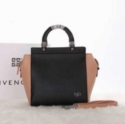 サイドポーチで整理上手な「ジバンシィ コピー　2wayショルダーバッグ」