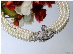 上品さと華やかさが両立するのヴィヴィアン ウエストウッド コピー新作