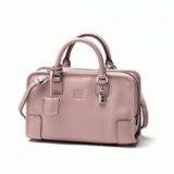 ゴールド金具がポイントのLOEWE コピーバッグ