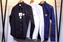 トレンドに左右されないコムデギャルソン スーパーコピーロゴTシャツ