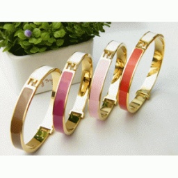 飾りにぴったり！秋冬限定人気アイテム 新着 フェンディ バングル_品質保証