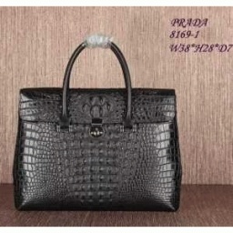 彩度の高いデザインのプラダバッグコピー