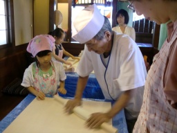 自然と笑顔がこぼれる親子うどん体験教室。 | 四國うどん