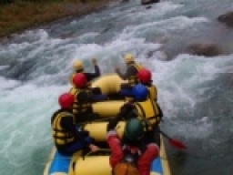 【週末アウトドア　ラフティング＆温泉＆うまいもの貸切バスツアー】社会人サークルFEAD