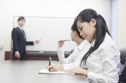 【会社員・主婦の副業】日給3万円を安定的に発生させるYouTube資産構築法を大公開！