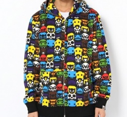 季節関係なく使えるAPE パーカー