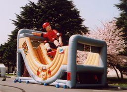 超巨大ふわふわ X-トリームスライダー | ハウスクエア横浜