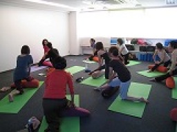 「ボルスターを使用した、無理せずやさしい、姿勢改善と股関節の柔軟のしかた」