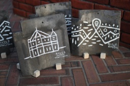 ★ROCC’S　横浜赤レンガ倉庫　KAWARAアート100★ 赤レンガ倉庫の100年瓦にアートメッセージを描こ...