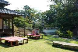 季節の和菓子とお抹茶を日本庭園で・・。