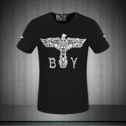 正面の胸元に大きなブランドロゴがある無駄のないデザインＴシャツ