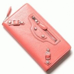 細部までこだわって仕上げるバレンシアガ コピー財布