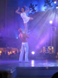 イクスピアリの「ミスト・オブ・ファンタジー」で、アクロバティックな演技が見られる！